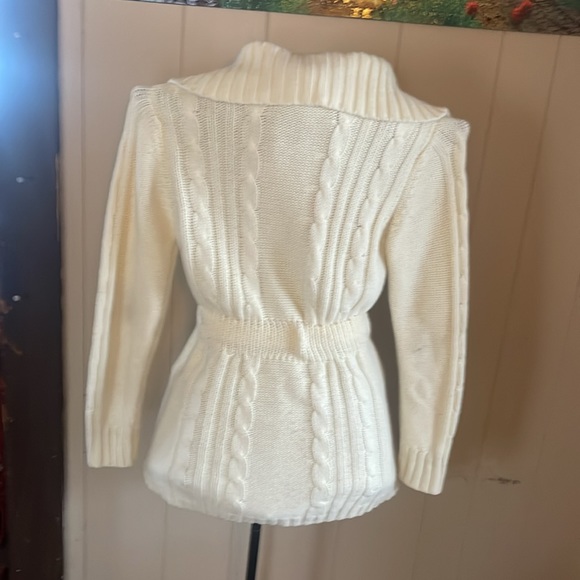 Beautiful woman’s sweater size medium - Picture 2 of 4